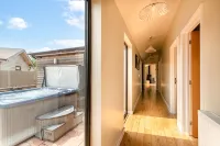 Hillside Lodge - sleeps 4/10  with wood burner and private hot tub - 3 Yıldız