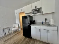 Lindell - Updated Downtown Studio - One Block From Main Street - King Bed!