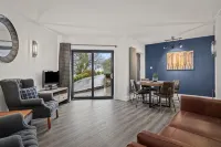 No1 Highpoint -Luxury 2 bed Sea view Apartment with onsite indoor swimming pool - Pools