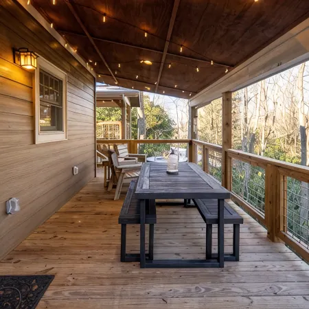 Rustic & cozy, 3 decks w/ loft, 10 min to downtown