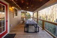Rustic & cozy, 3 decks w/ loft, 10 min to downtown - 4-Star