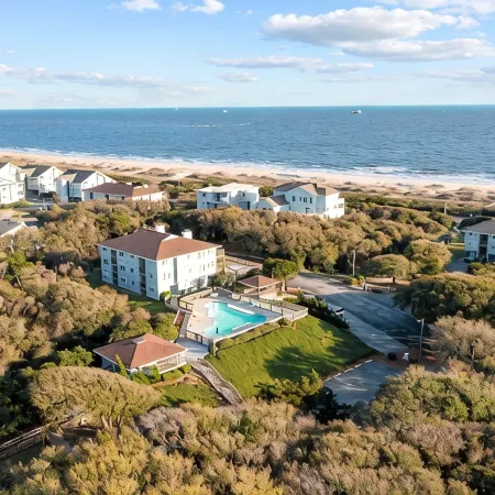 Scenic Caswell Beach! 3 Mins to Beach & Pool. Clean + Conveniently Located
