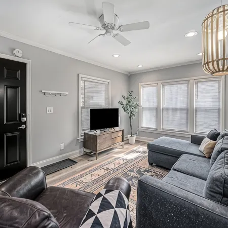 Updated Modern & Spacious 2 bed Apartment Near Everything!