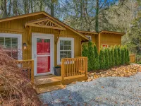 Mirror Lake Red Door Guest House-On Mirror Lake and 1.2 Miles from Main Street! Hotels in Highlands