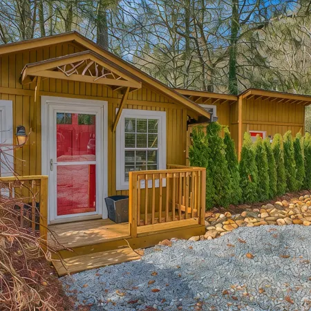 Mirror Lake Red Door Guest House-On Mirror Lake and 1.2 Miles from Main Street! Отели в г. Хайлендс