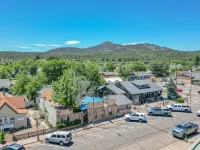 A Gem Right on Historic Rte 66 with Outdoor Space.  Walk to the Action! - بوتيك
