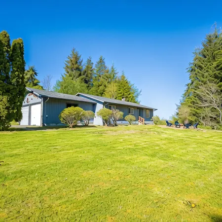 Olympic Retreat:3 BR, detached cottage & hot tub close to Olympic National Park!