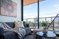 Modern 2B Apt with Views Near Swinburne University - Condos
