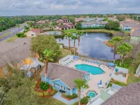 Escape to our charming 3B/2B condo near Disney! with backyard lake view