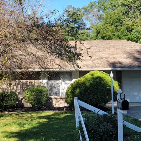 Cute, pet-friendly home in quiet neighborhood. Close to state parks & downtown.
