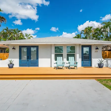 Coastal chic - minutes to beach, shopping, dining