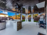 Spacious Home with Gorgeous Backyard Kitchen, Close to Top Shopping Destinations 린더 호텔