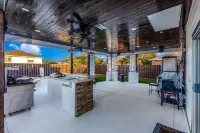Spacious Home with Gorgeous Backyard Kitchen, Close to Top Shopping Destinations - Wifi