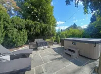 Cozy Lake Community Cottage with Private Beach & Hot Tub - Ideal for Long Stays - 2-Star