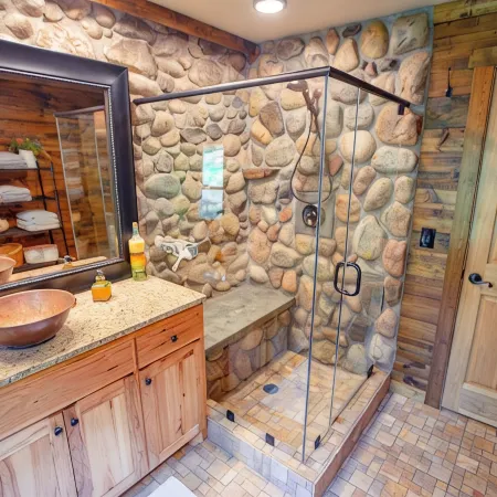 Cozy Stone Cottage overlooking Smith Lake