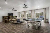 LAKEFRONT Bliss FLAT to water: Spacious home with Game Room, Sleeps 15 Guests!