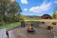 Brown Co, Hot Tub, King Bed, Sleeps 10, Bumper Pool, 5 Smart TVs Firepit, Grill