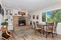 Nestled between Downtown and Watson Lake. Kayaks available and pets welcome! - Hot Tub