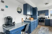 Cozy LeClaire Townhome within walking distance to downtown! - Wifi