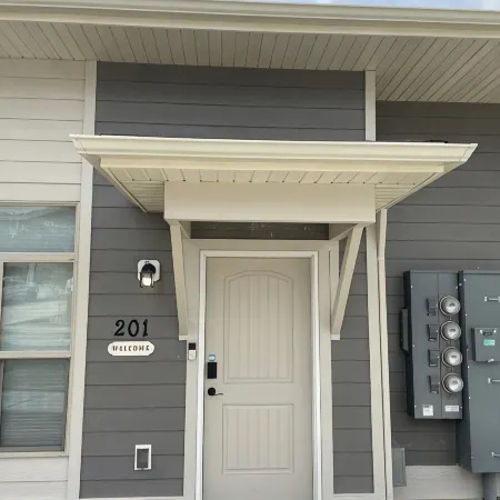 LOVELY 2 Bedroom Fully Furnished w/ Laundry