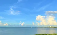 3 bedroom 2 bath Ocean front condo on marina with opt boat slip. - piscina