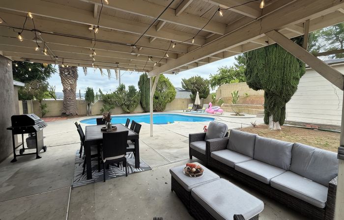 Entire 4 LG Queen BED with large Pool, patio, BBQ, Firepit good for Summer!!