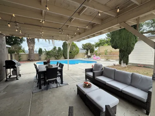 Entire 4 LG Queen BED with large Pool, patio, BBQ, Firepit good for Summer!! - Wifi
