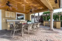 Palm Villa: New Remodel / Waterfront / Salt Water Pool!