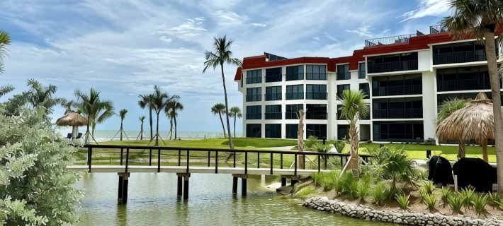 Completely renovated one bedroom on the beach, 65' Samsung TV tennis, pool. Hotels in Sanibel