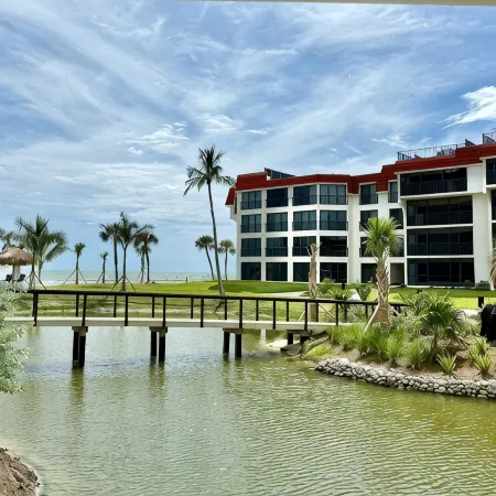 Completely renovated one bedroom on the beach, 65' Samsung TV tennis, pool.