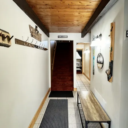 3 Bedroom Plus Loft, 2 Full Baths, 1 Minute to Story Land, 10 mins to Slopes!