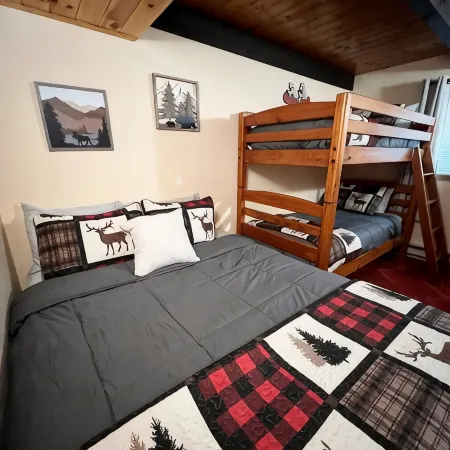 3 Bedroom Plus Loft, 2 Full Baths, 1 Minute to Story Land, 10 mins to Slopes!