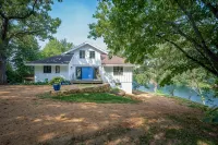 Beautiful Lakehouse with private dock on Apple Canyon Lake!