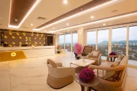 Le Crown Hotel