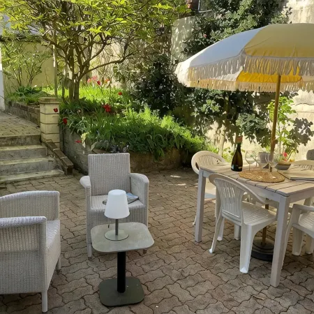 Le Passage du Roi: Historic TownHouse, Charming Courtyard - Steps from Chateau!