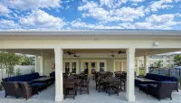 Lazy Palm-Free Beach Pass! Pool! 1/2 Mile to Marshwalk and Marina! 3 King Bdrms!