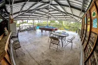 Spacious Family Retreat: Terrace, Inground Pool, Solar Power, Wi-fi, Pool Table - Homestays