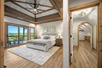 Royal Retreat - Brand New, Luxury, Mountain View, 4 Bedrooms, All En Suites! - Mountain view