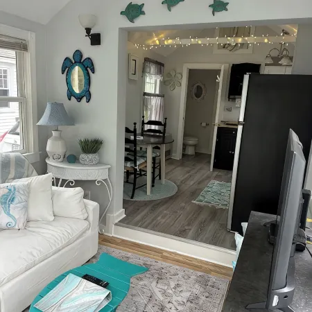 Charming 1-Bedroom House in Wells Minutes from the Beach!