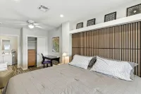 Welcoming 3-Bedroom House with Private Fenced Yard.  Clean. Central - Bungalows
