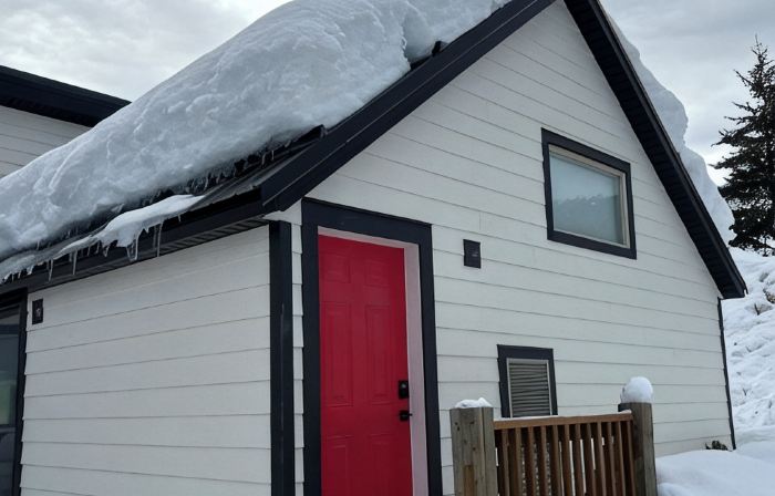 Red Powder House with Foosball Table. Downtown Rossland 5 min to Red Mountain