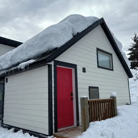Red Powder House with Foosball Table. Downtown Rossland 5 min to Red Mountain