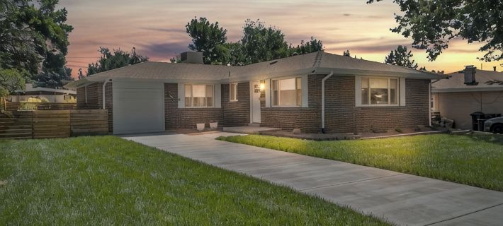 Newly remodeled 5-bedroom house  1.8 mi to Old Town Arvada  Hot Tub, AC Hoteles en Arvada