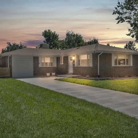 Newly remodeled 5-bedroom house 1.8 mi to Old Town Arvada Hot Tub, AC