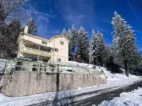 Mountain Escape: Sleeps Multiple Families with Pool Table & Game Room - Hytter