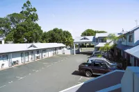 Aquarius Motor Inn - parking