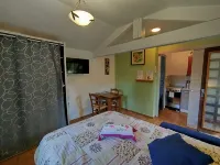 Coquette Tiny-House 5 minutes' walk from all amenities, close to must-sees Hoteles en Joyeuse