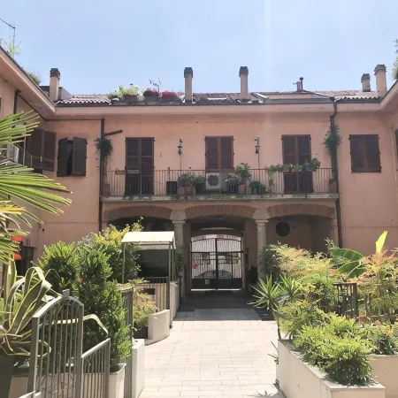 Easy Milano - Rooms and Apartments Navigli Отели рядом с достопримечательностью «Сант'Еусторджио»