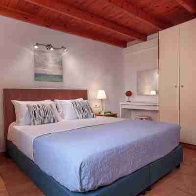 Sea Front Villa Private Pool, Wonderful Views of Avithos Beach. Airport 10 mins Rooms