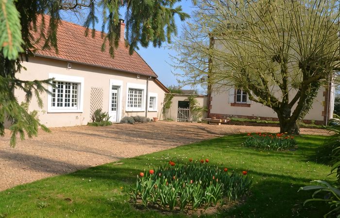 LE MANS 15mn away. For a stopover or a stay, a warm and cosy space